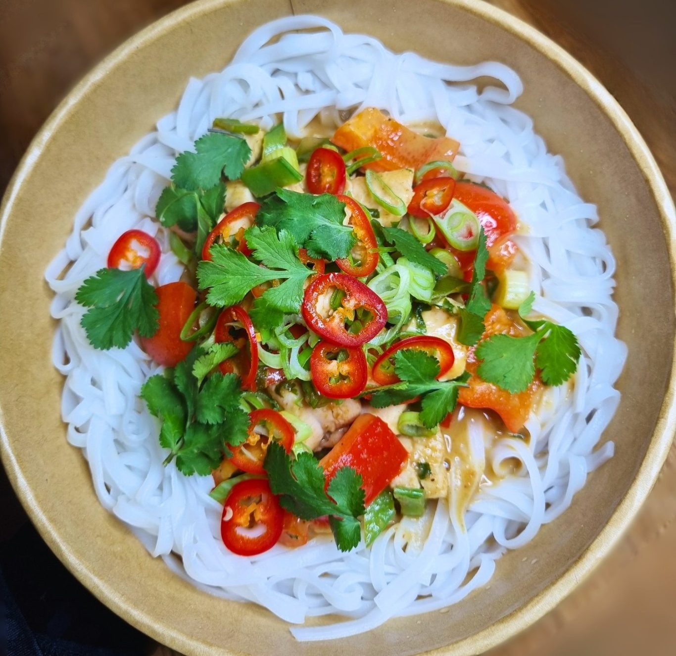 Beef curry and rice Pot of slow braised Jamaican beef curry with peppers and onions and white rice and baby peas, garnished with coriander.